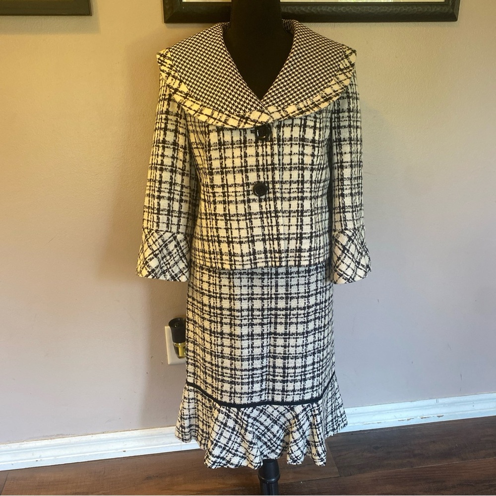 Madison 2 piece tweed skirt and jacke . Size 4/6 . New